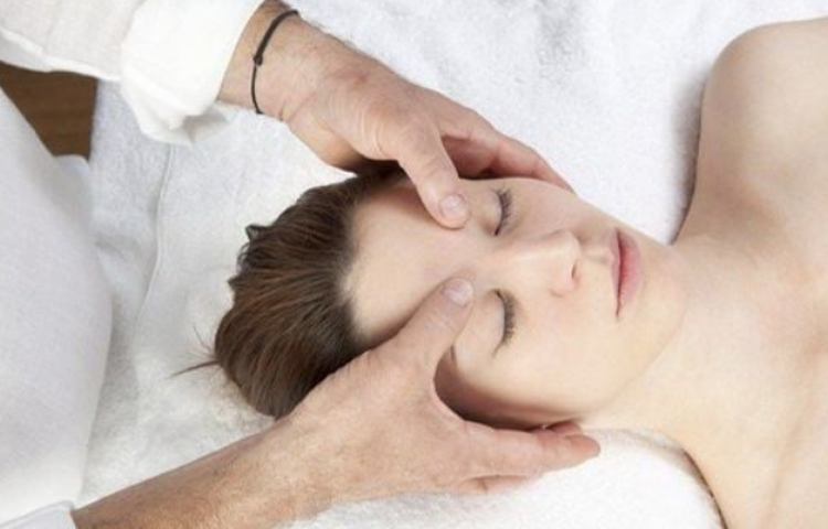 Xoa bóp bấm huyệt điều trị rối loạn chức năng tiền đình (Huyễn vựng)